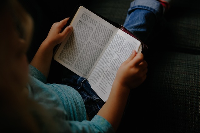 Niña leyendo